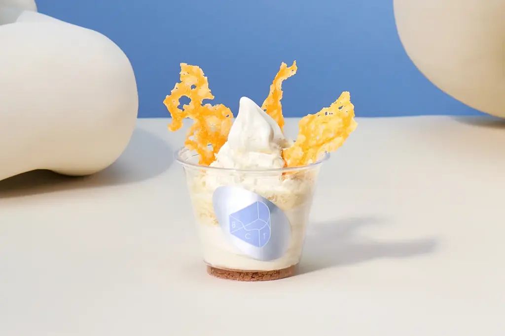 【味変スイーツ】BAKEの濃厚ソフトクリームがチーズスイーツへ進化!カリッ & フワッ食感!甘じょっぱいひんやりスイーツに「ベイクTHEソフトクリーム ダブルチーズ(カップ)」 画像 4
