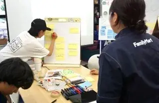 ファミリーマートと三井住友ファイナンス&リース、認定NPO法人キッズドアのこどもたちに向けて「POPづくりワークショップ」を開催 画像 3