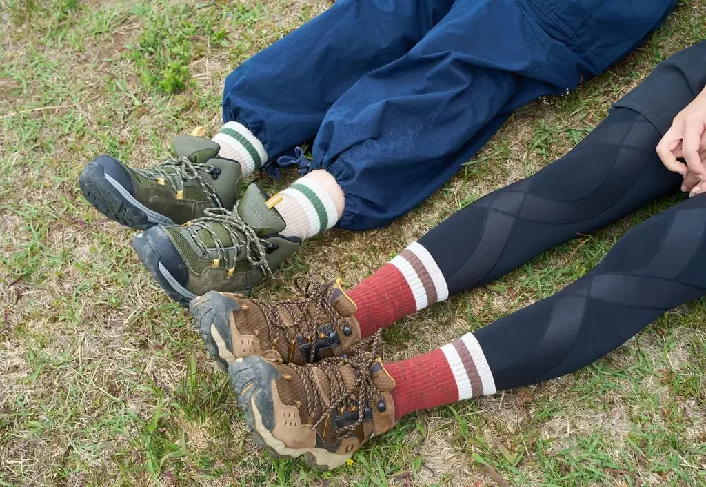 8月11日は山の日。アウトドアシーズン本番！ 天然素材の心地よさと機能性を両立した、くらしきぬ初の「アウトドア用靴下」が新登場。 画像 1