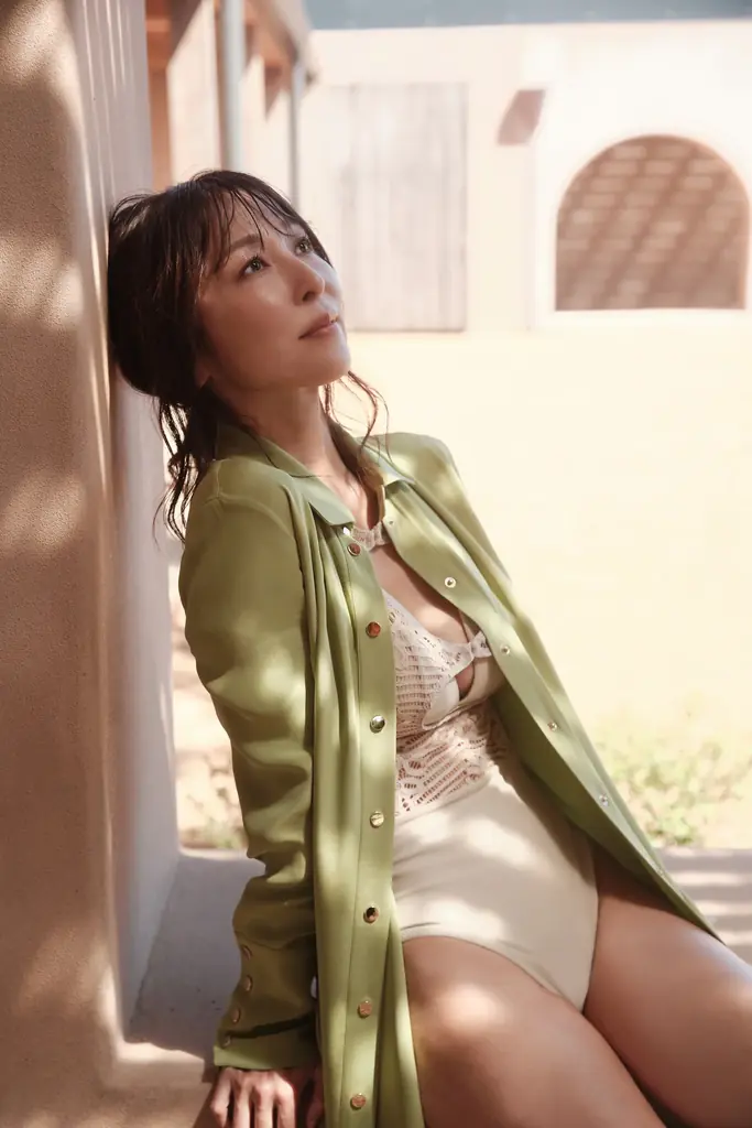 永遠のグラビアクイーン・かとうれいこ27年ぶり写真集『AROUND』発売 画像 2