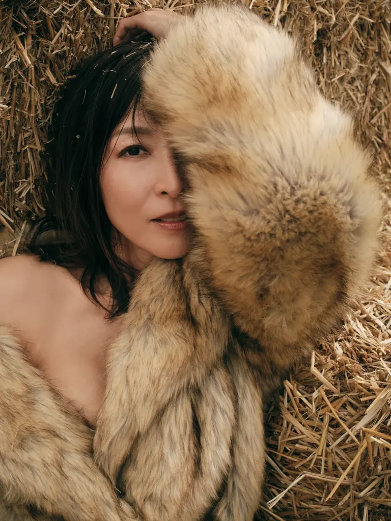 永遠のグラビアクイーン・かとうれいこ27年ぶり写真集『AROUND』発売 画像 3
