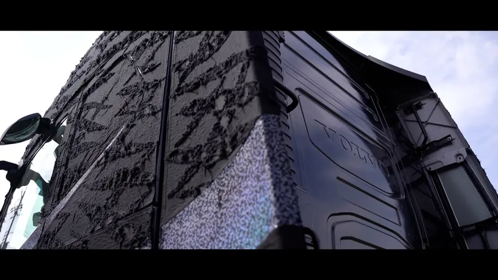 老舗デニムファクトリー青木被服がVOLVOトラックをデニムで制作! 内外装を岡山デニムで手がけた異業種コラボのコンセプトVOLVOトラック「BLUE BLOOD (ブルーブラッド)」が完成! 画像 4