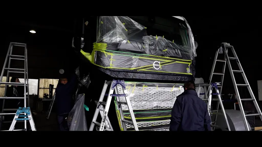 老舗デニムファクトリー青木被服がVOLVOトラックをデニムで制作! 内外装を岡山デニムで手がけた異業種コラボのコンセプトVOLVOトラック「BLUE BLOOD (ブルーブラッド)」が完成! 画像 6