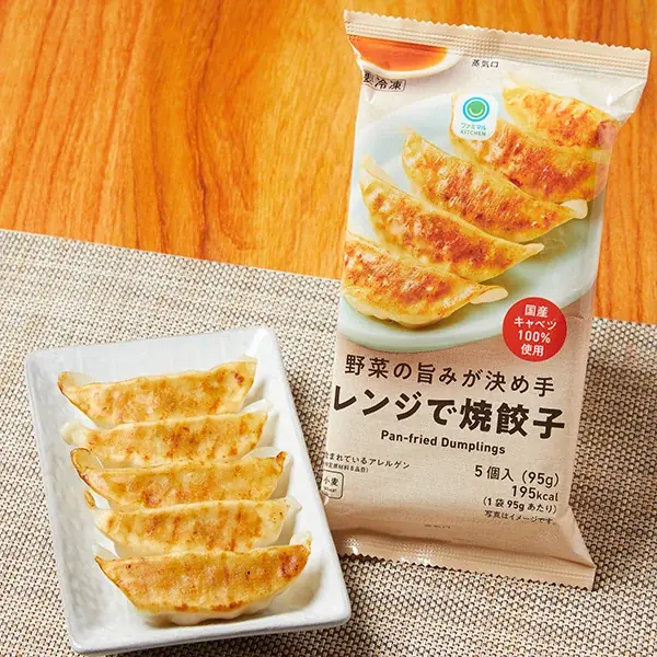 売上前年比約113％と好調なファミマルの冷凍食品に韓国風餃子が登場！「レンジでマンドゥ」7月29日（火）より発売～レンジで温めるだけで焼き目つき餃子が楽しめる！～ 画像 3
