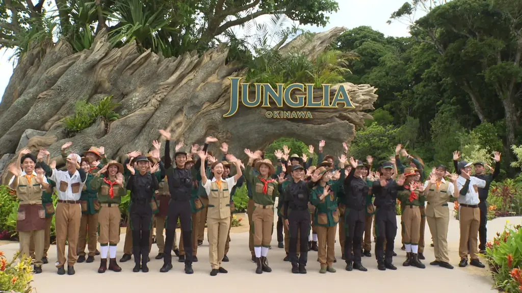 「JUNGLIA OKINAWA（ジャングリア沖縄）」本日、2025年7月25日（金）グランドオープン！！当日朝9時15分、開業セレモニーを実施　ナビゲーター約200名がゲストを笑顔でお出迎え 画像 1