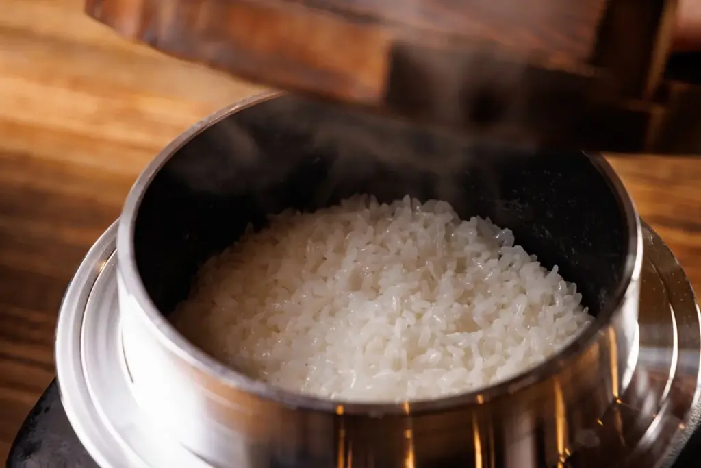 【広島県初出店】名古屋発・炊き立て釜炊きご飯とA5和牛カルビ699円が名物の「肉のよいち 楽々園駅前店」が2025年7月7日(月)にグランドオープン！ 画像 2