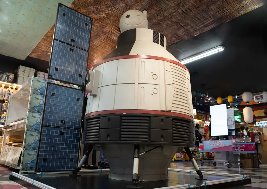 灯白社、「STEINS;GATE 15周年記念POPUP企画展 ～15年の月日を超える。ifの世界線～」本日よりタイムマシンが秋葉原に出現！会場写真（タイムマシン・原画・ラッピング）と追加グッズ公開！ 画像 2