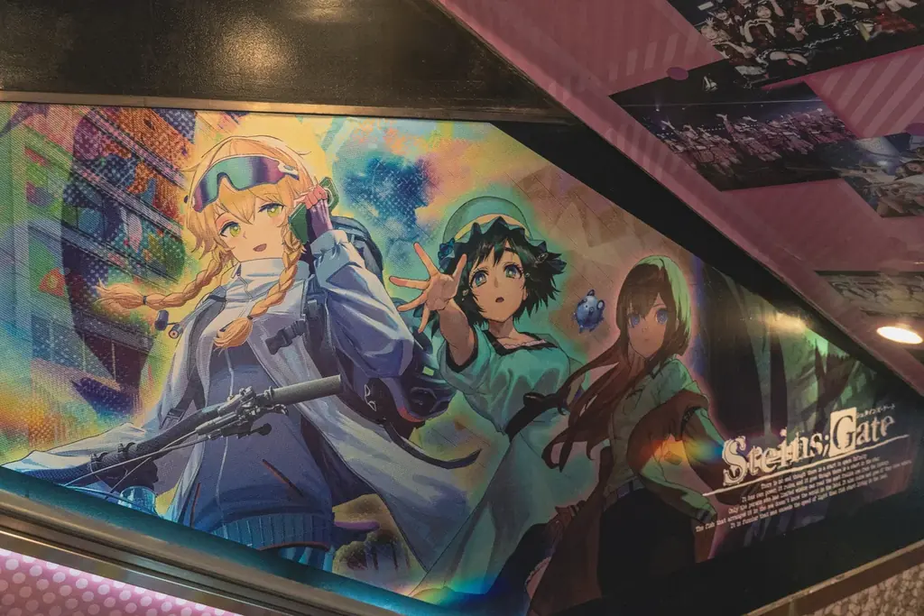 灯白社、「STEINS;GATE 15周年記念POPUP企画展 ～15年の月日を超える。ifの世界線～」本日よりタイムマシンが秋葉原に出現！会場写真（タイムマシン・原画・ラッピング）と追加グッズ公開！ 画像 3