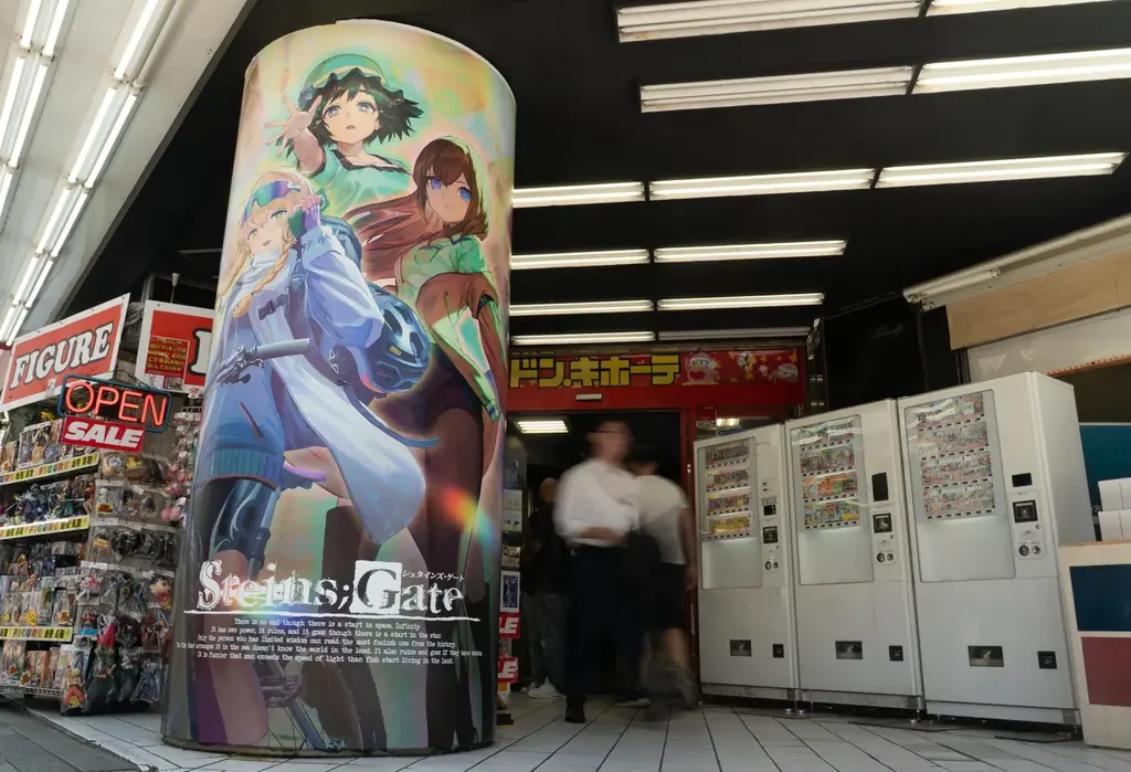 灯白社、「STEINS;GATE 15周年記念POPUP企画展 ～15年の月日を超える。ifの世界線～」本日よりタイムマシンが秋葉原に出現！会場写真（タイムマシン・原画・ラッピング）と追加グッズ公開！ 画像 4