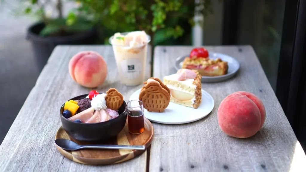 ＜nomaru bake＞旬の桃をぜいたくに味わう夏限定スイーツフェア開催！ 桃あんみつ牛乳寒天、桃のショートケーキなど 画像 1