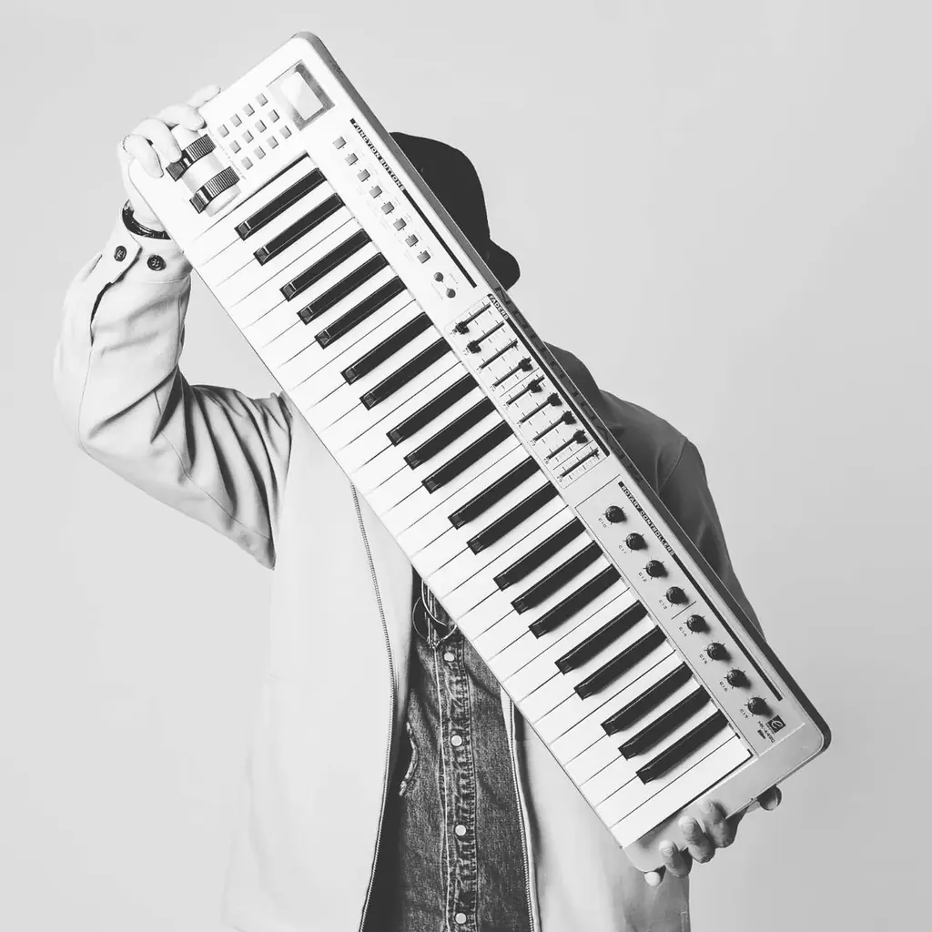 YUSVOXクリエイターYU-JIN×SHINが作詞作編曲!今話題の7人組アイドルグループ「Honey Devil」、人気曲『君を好きになっちゃった』のMVが公開! 画像 3
