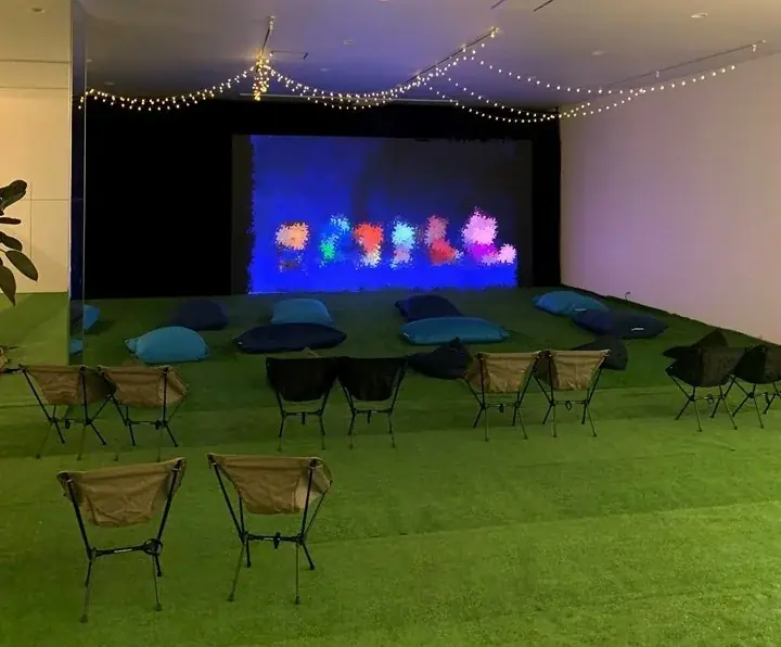 日本企業初*DCI認証取得のLEDビジョンを使用した「LEDヘッドホンシネマ」誕生！！ 画像 1