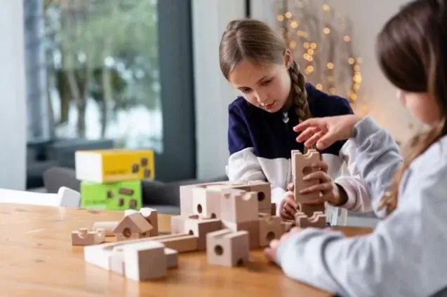 万博テーマウィークにならって大人も子どももワクワクしながら「学び」「遊ぶ」。スイス発、木製知育玩具のワークショップでスイスと日本の文化交流 画像 12