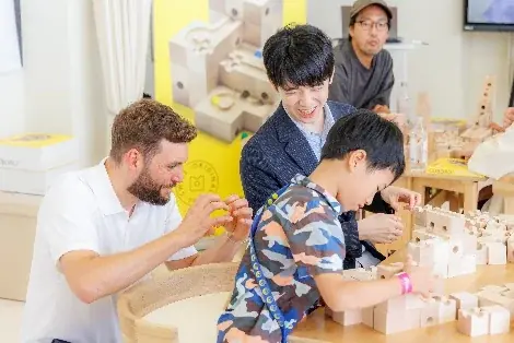 万博テーマウィークにならって大人も子どももワクワクしながら「学び」「遊ぶ」。スイス発、木製知育玩具のワークショップでスイスと日本の文化交流 画像 5