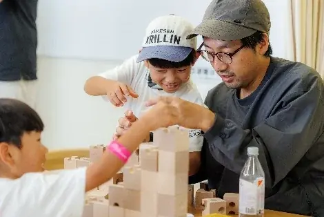 万博テーマウィークにならって大人も子どももワクワクしながら「学び」「遊ぶ」。スイス発、木製知育玩具のワークショップでスイスと日本の文化交流 画像 6