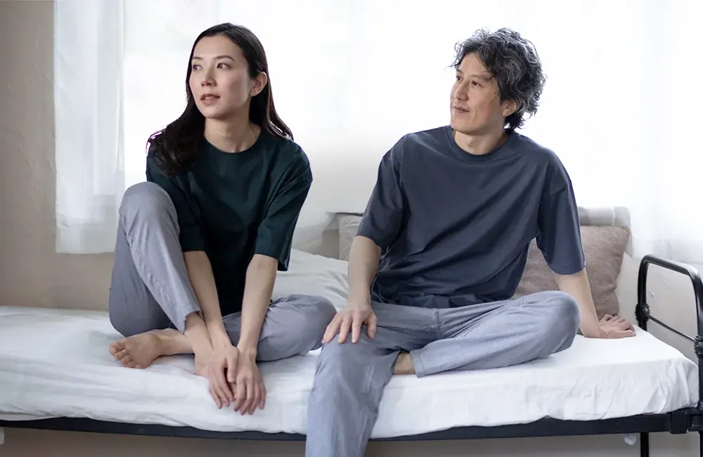 【新商品】寝る時Tシャツ派必見!『”寝るため”のTシャツパジャマセット』が誕生。「なめらか×ふんわり」が全身を包む、大人のスマートな日常着がパジャマ屋IZUMMより登場。<株式会社フレックス> 画像 2