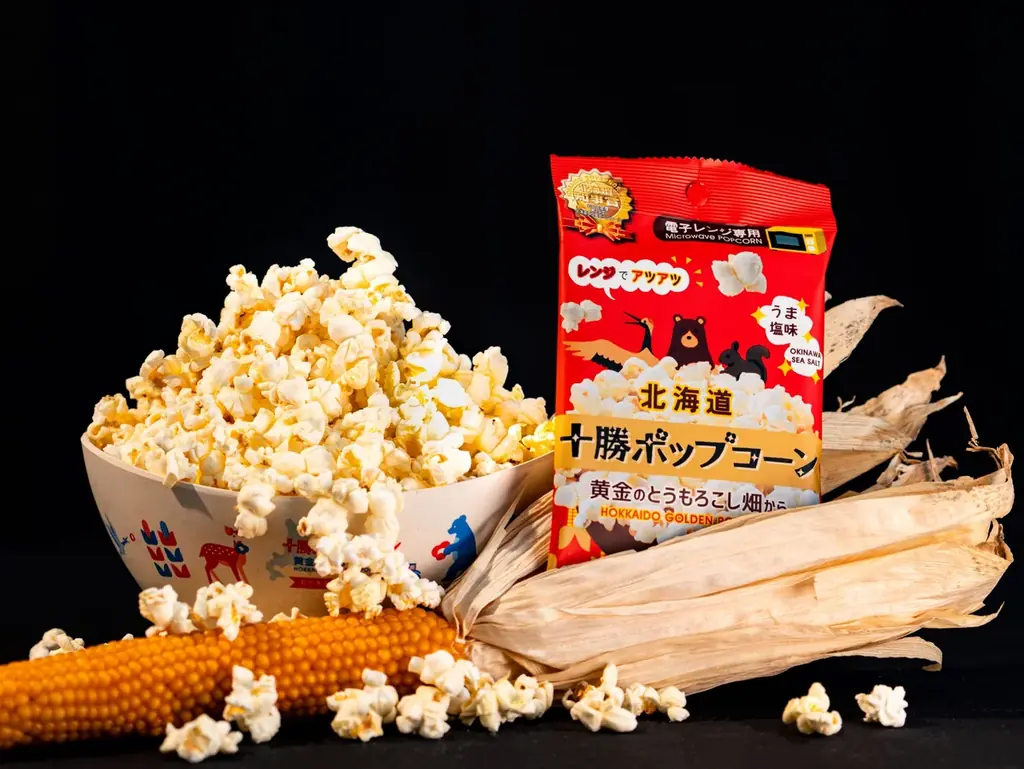 「おうちでチンして映画館気分」北海道の農家が畑からおいしいポップコーン体験をお届け!ポップなパッケージが都営地下鉄3路線の吊手広告をジャック。 画像 4