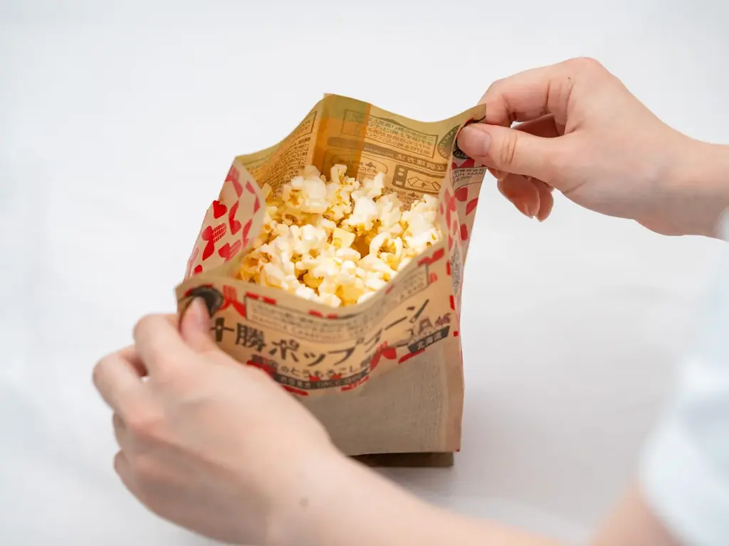 「おうちでチンして映画館気分」北海道の農家が畑からおいしいポップコーン体験をお届け！ポップなパッケージが都営地下鉄３路線の吊手広告をジャック。 画像 7