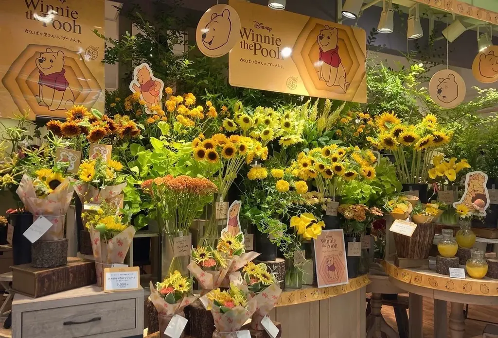 8月3日は「はちみつの日」。ディズニーキャラクター『くまのプーさん』とはちみつイエローの花々で店頭を彩るフェアを全国の日比谷花壇で開催。 画像 3