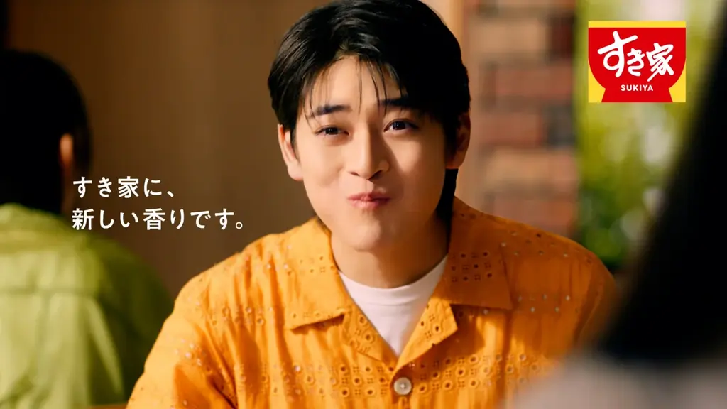 【すき家】その味、香り、表情豊か。すき家のTVCMに俳優の高橋文哉さんが初登場！新TVCM「表情、豊か。」篇を８月８日（金）よりオンエア！香り立つ「バターチキンソースカレー」に至福の表情…！ 画像 13