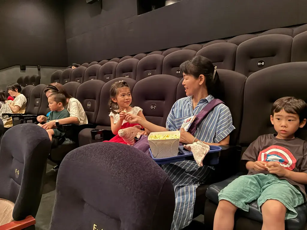 【109シネマズ】旧アルバイトユニフォームをリサイクル!アップサイクルブロックを小さなお子さま向けの上映会「ふれあいシネマ」プレイスペースで提供開始 8月17日(日)より実施 画像 4