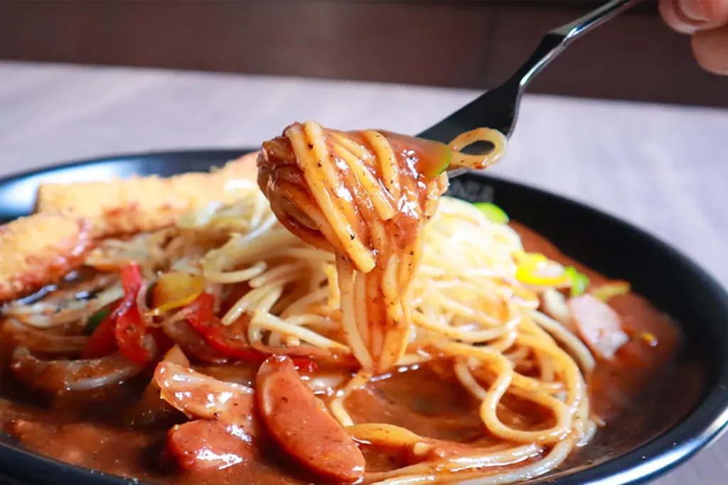 名古屋名物のあんかけスパに“まるはのジャンボ海老フライ”が乗った！「まるは食堂」×「パスタマニア」コラボメニューが限定登場！ 画像 2