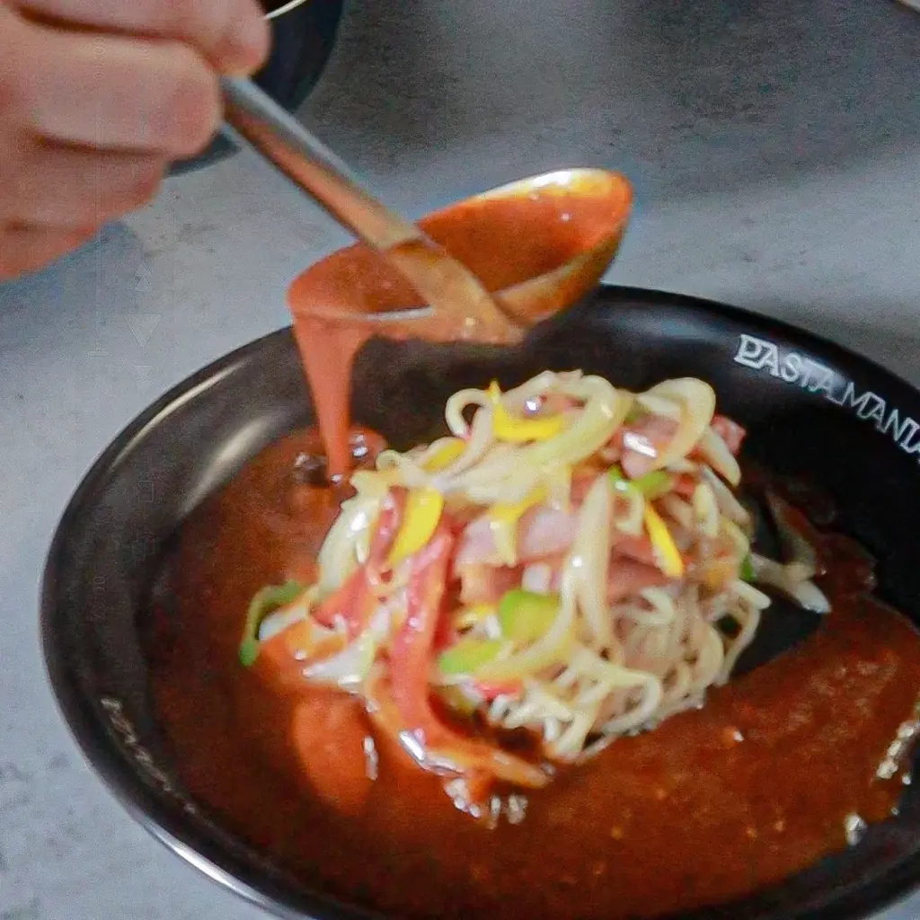 名古屋名物のあんかけスパに“まるはのジャンボ海老フライ”が乗った！「まるは食堂」×「パスタマニア」コラボメニューが限定登場！ 画像 3