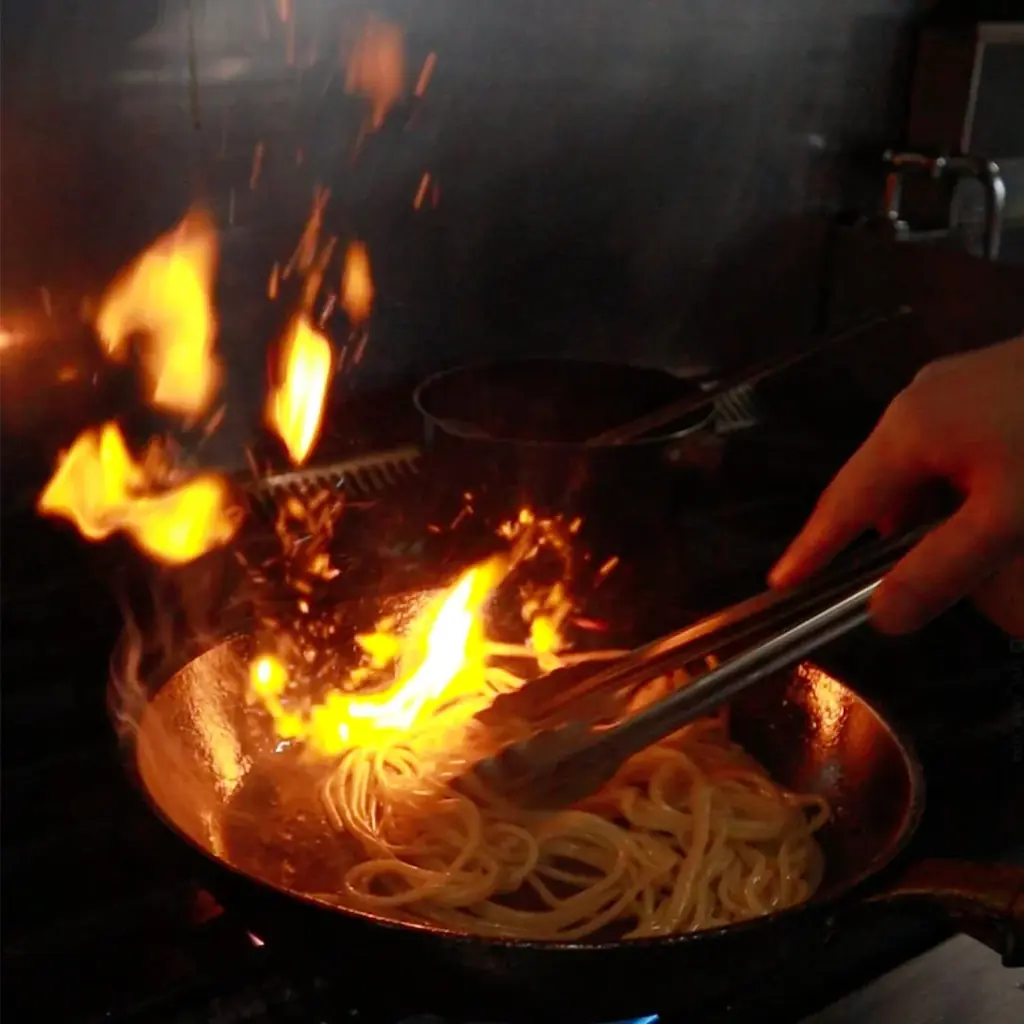 名古屋名物のあんかけスパに“まるはのジャンボ海老フライ”が乗った！「まるは食堂」×「パスタマニア」コラボメニューが限定登場！ 画像 4