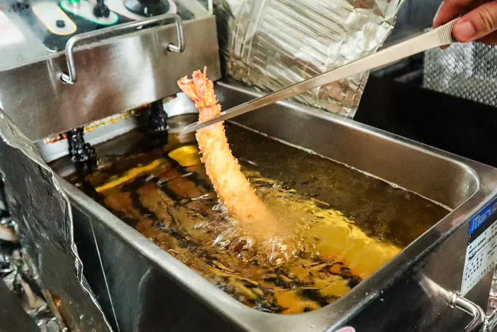 名古屋名物のあんかけスパに“まるはのジャンボ海老フライ”が乗った！「まるは食堂」×「パスタマニア」コラボメニューが限定登場！ 画像 5