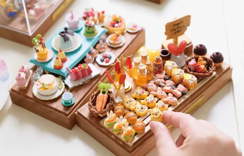 “大人ディズニー” の新スタイル!夢の国の小さなお店と、魔法のパーティーへようこそ!『樹脂粘土でつくる ディズニーミニチュアフード』創刊 画像 3