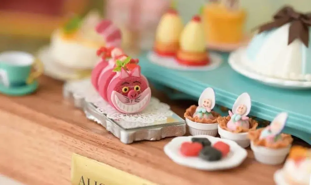 “大人ディズニー” の新スタイル！夢の国の小さなお店と、魔法のパーティーへようこそ！『樹脂粘土でつくる ディズニーミニチュアフード』創刊 画像 6