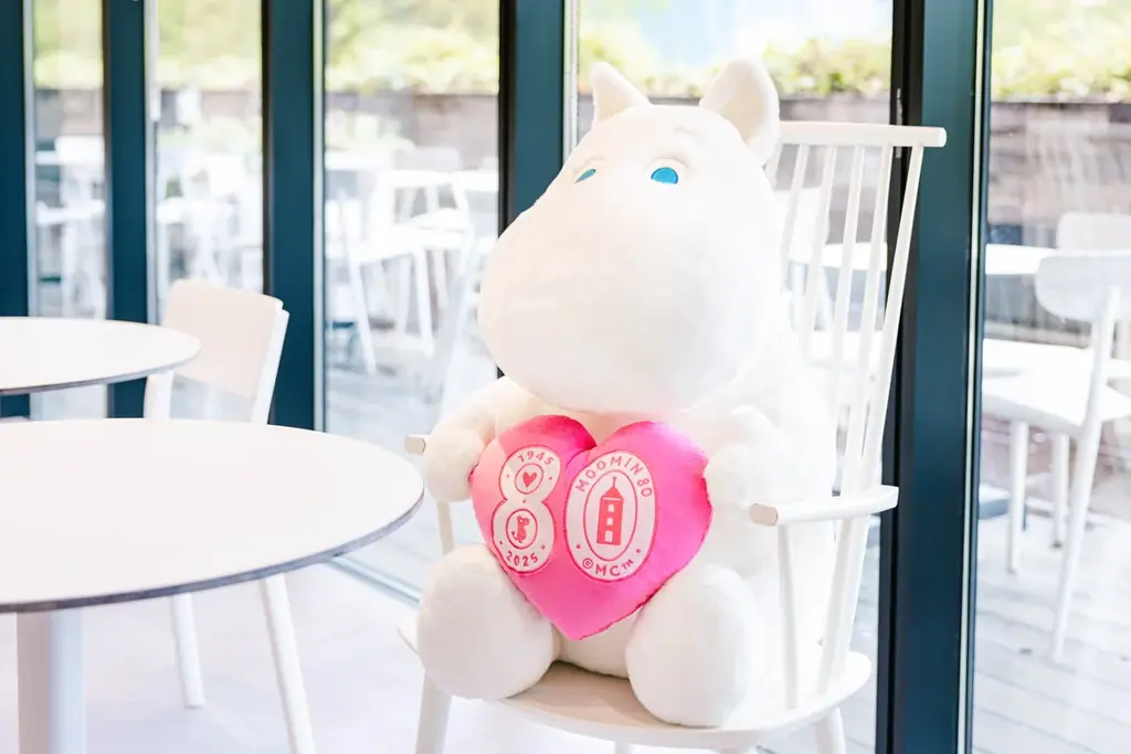 8月9日(土)『ムーミンの日』はムーミンバレーパークに集まろう!五感で楽しむ新体験ディナー「レットゥラ ラウンジで kippis!!」80周年記念ピンバッジプレゼントや限定品販売・記念花火大会も! 画像 4