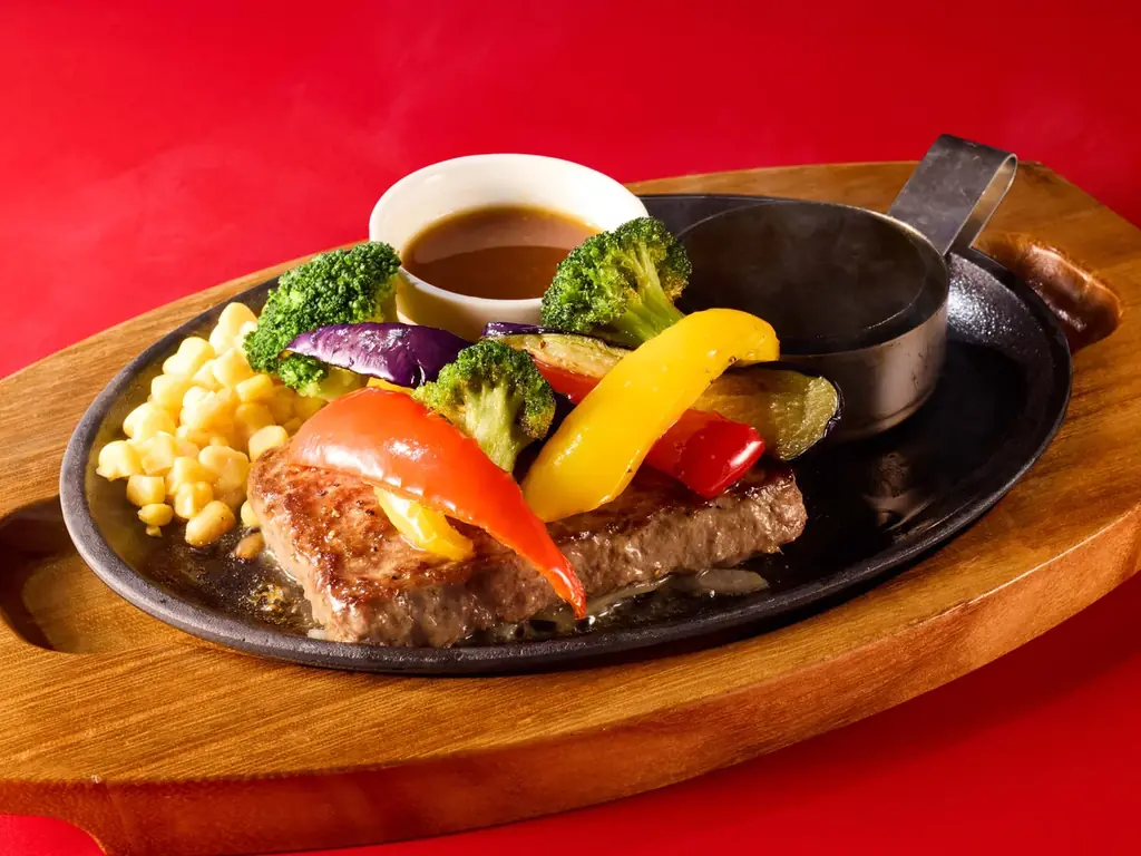 【ココス】ビーフ100％、旨みたっぷりのお肉が夏野菜やガーリックとマッチする！ココスが「ビーフハンバーグステーキフェア」を開催！ 画像 2