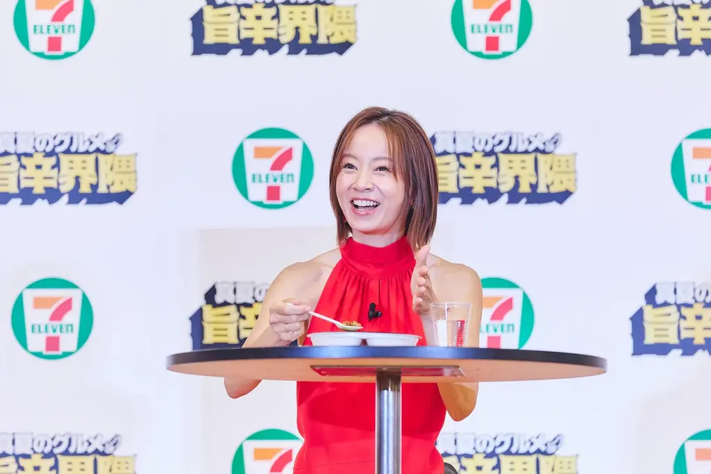 【イベント事後レポート】“激辛あみーゴ” 鈴木亜美さんが”スパイスコーデ”で登場!セブン-イレブン『真夏のグルメ 旨辛界隈』発表会 画像 5