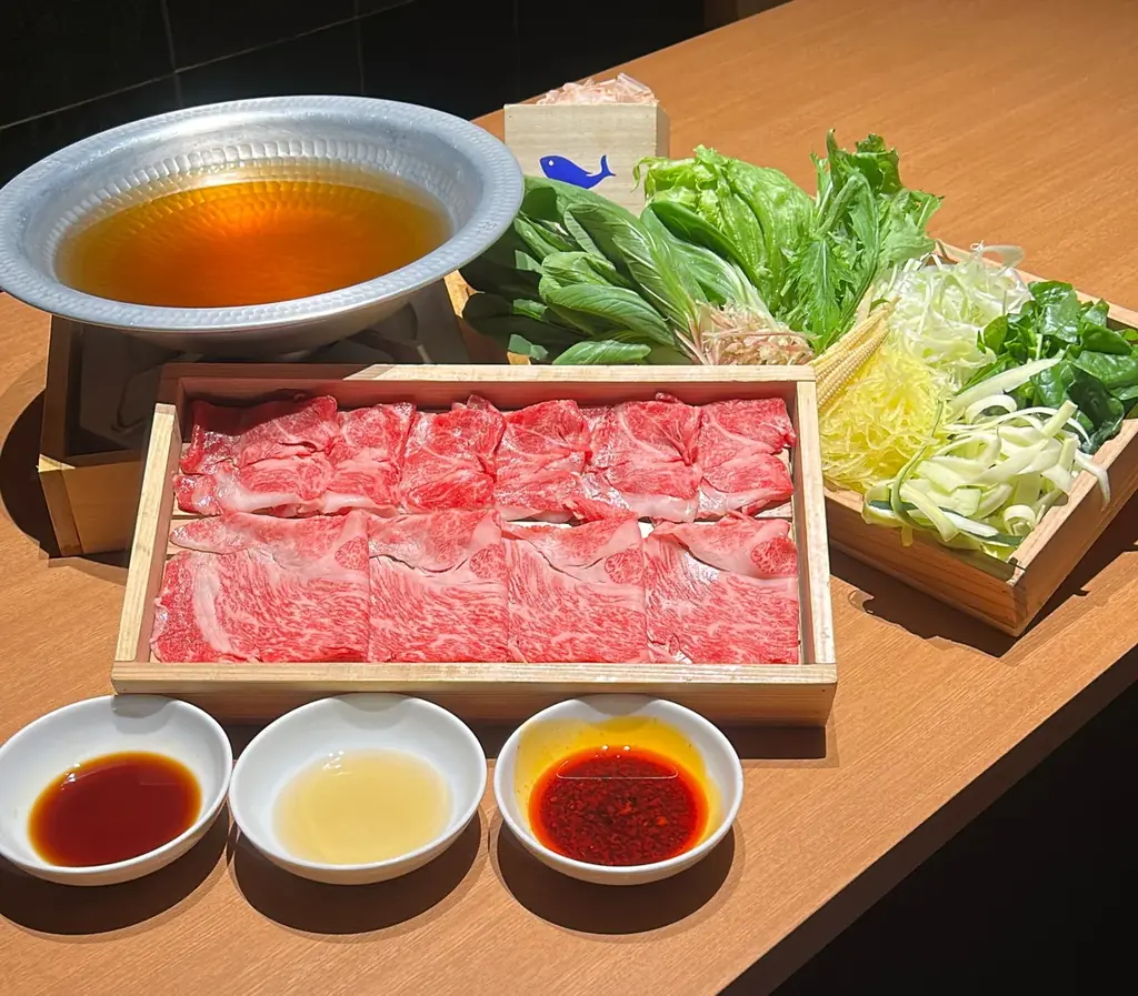 【出汁しゃぶおばんざい おかか】今だけ、黒毛和牛出汁しゃぶ全種が「極上A5 松阪牛」にグレードアップ！旬の夏野菜や漬けダレとご一緒に、心ゆくまでお楽しみください 画像 2