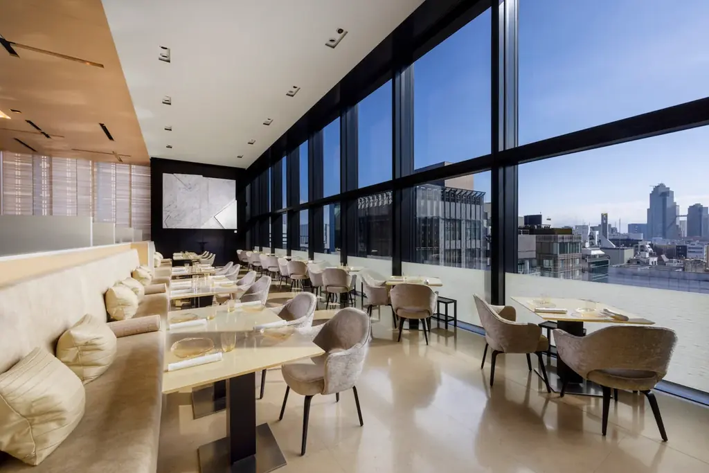 シャネル銀座ビルディング最上階の1つ星レストラン「ベージュ アラン・デュカス 東京」、鮮やかなルージュカラーのキルティングがモチーフのアニバーサリーケーキ8/1（金）復活！ 画像 2