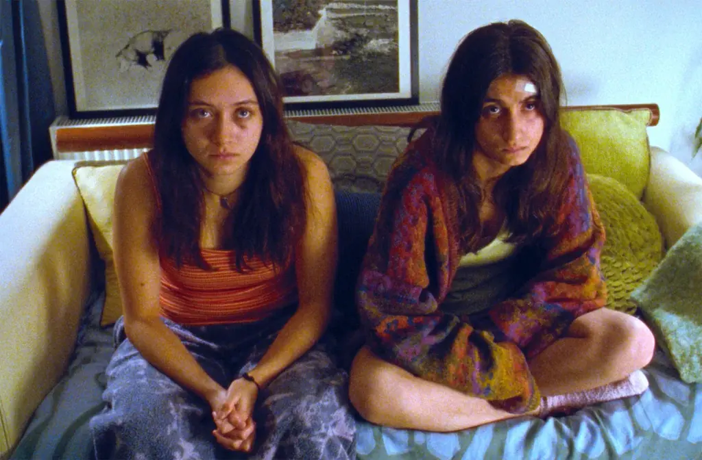 映画『九月と七月の姉妹』本ポスター&密接すぎる姉妹を捉えたシーン写真解禁 画像 4