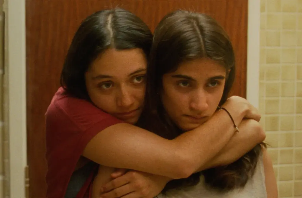 映画『九月と七月の姉妹』本ポスター&密接すぎる姉妹を捉えたシーン写真解禁 画像 5