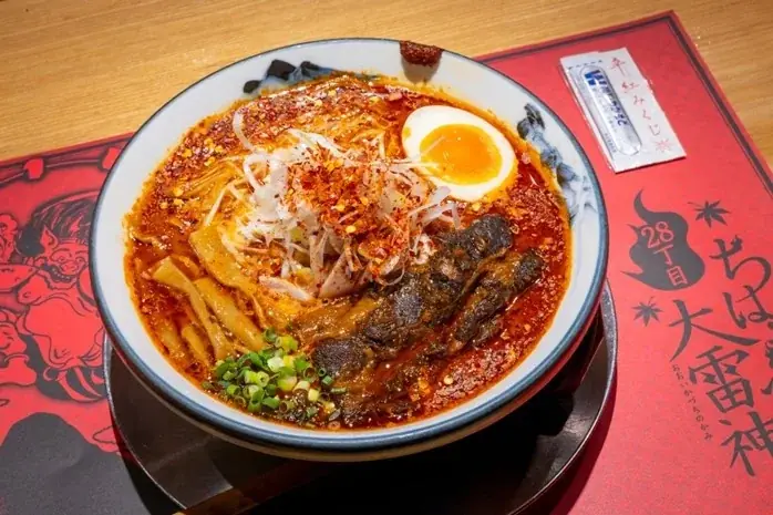 【飲食店×製薬会社】異色コラボが決定!AFURI辛紅でラーメンを食べるとコラボステッカーと「強力わかもと」が貰えるキャンペーンを実施。 画像 2