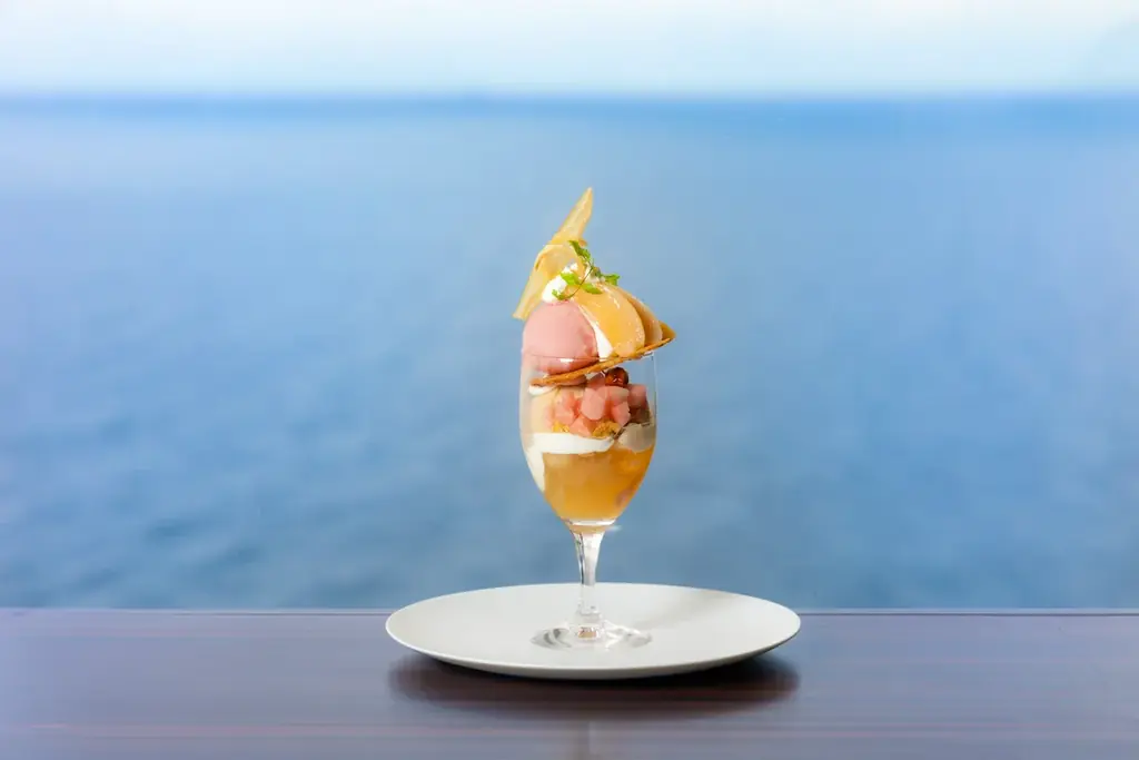 2025年7月開始！ホテルニューアカオの夏限定「桃のパフェ」絶景カフェで堪能