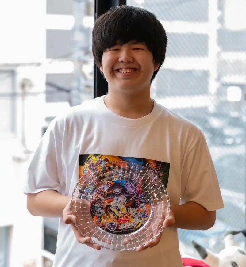 ポケカ専門店「トレカキャンプ」、次世代プレイヤー支援「トレカキャンプ neo」〜ポケモンカードプレイヤー コサイトウ選手の活動支援を開始〜 画像 1