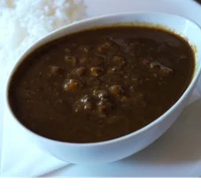 全国的に有名で埼玉にゆかりのあるカレープロが一流の技術を専門分野で発揮した至高カレー「オールSAITAMAカレー」（レトルト）が誕生！しかもブラックカレー。反響が大きく、メディア向け個別解説会を開催！ 画像 3