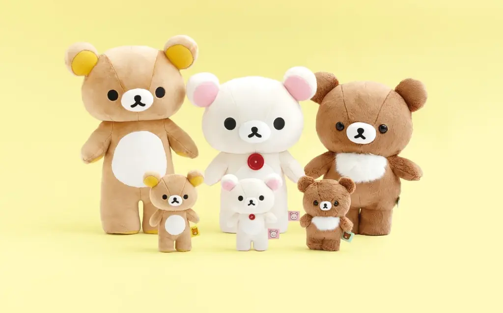 リラックマたちを立てて飾れるぬいぐるみが新登場！その他、ぬいぐるみ素材のバッグやお財布、フォトキーホルダーなどかわいいぬいぐるみ雑貨が9月上旬より販売開始 画像 1