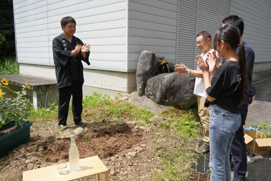 津南醸造は、来場者とひまわりを植える植栽イベントを開催しました 画像 1