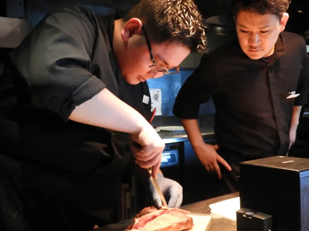 極上の焼き加減は700℃の高温から。THE PEAKだけのTボーンステーキ 画像 2