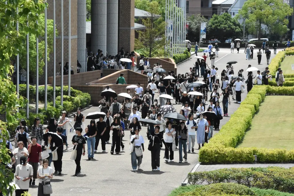 関西外国語大学(大阪府枚方市)で、第5回オープンキャンパスが開かれ、3000人を超える高校生や保護者でにぎわいました 画像 2