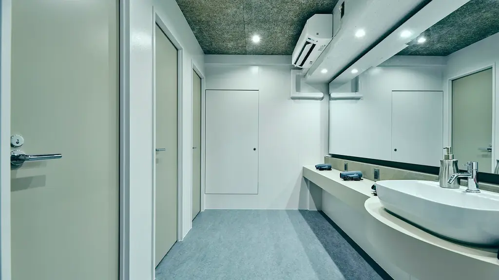 築30年の空きビルを塗装技術で蘇らせたシェア型ホテル「HOTEL URO」2025年8月1日開業 画像 9