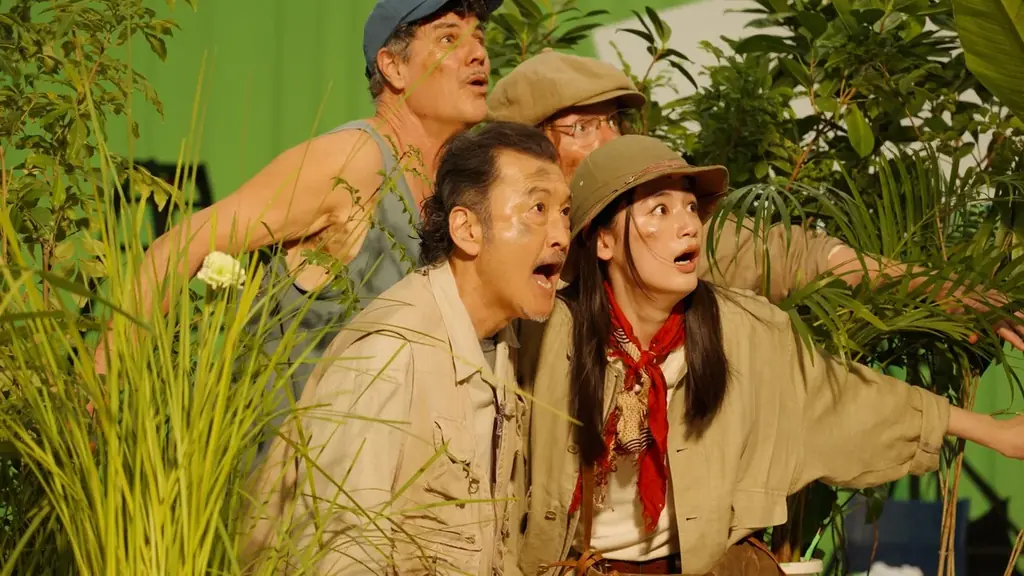 吉田鋼太郎さん、八木莉可子さんが探検隊になって未知の地へ！山のようにそびえる巨大ファミチキやマグマのように広がる巨大ロースかつカレーに大興奮！ 新CM「2025年 ざっくり40％増量作戦」篇 画像 8