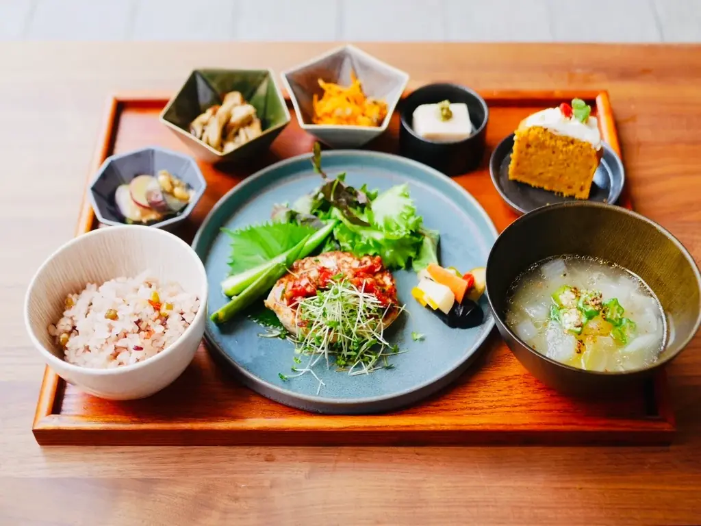 2025年8月9日開店！Wabi cafeの健康志向一汁五菜プレート
