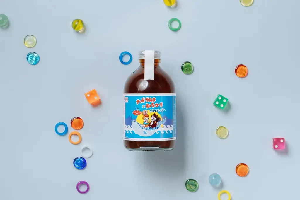 【クッピーラムネ×知多コーラ】懐かしさ弾ける、子ども心を呼び覚ます一杯「知多コーラ-クッピーラムネ風味-」新登場！ 画像 2